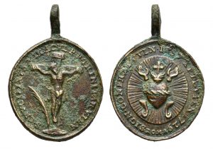 Abb. 4: Eine Medaille der Bruderschaft der fünf Wunden Christi. (Avers Leg.: S . CRUCIFIXUS MIRACVL . P . P . TRINITAR . VIEN; Revers Leg.: SIGN . CONFRAT . VVLN . IESV XPTI . VIEN . 1729). Foto: ÖAW/ÖAI bzw. Benedikt Prokisch.