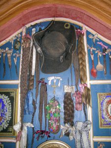 Abb. 2: Haarvotive in der Schatzkammer Maria Langegg, vorwiegend 19. Jahrhundert. Foto: Museum am Dom St. Pölten.