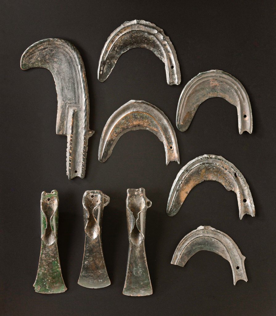 Abb. 7: Bronzedepotfund mit Sicheln und Beilen aus Winterlingen, Zollernalbkreis. Späturnenfelderzeitlich Stufe Ha B3. LMW, Inv. Nr. A 3066. Foto: Landesmuseum Württemberg, Hendrik Zwietasch.