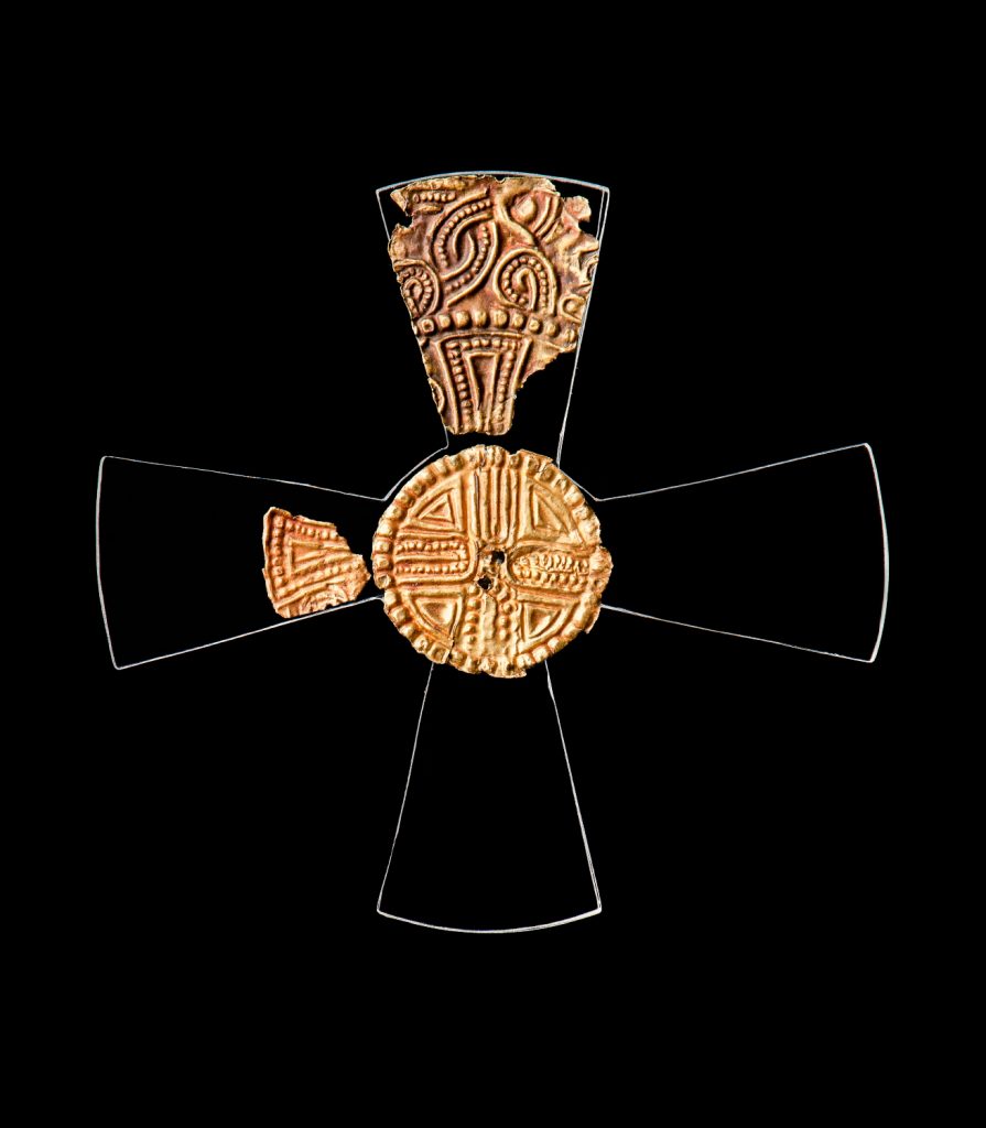 Abb. 10: Frühmittelalterliches Folienkreuz aus Goldblech. Stuttgart–Untertürkheim. LMW, Inv. Nr. A 37/14. Foto: Landesmuseum Württemberg, Hendrik Zwietasch.