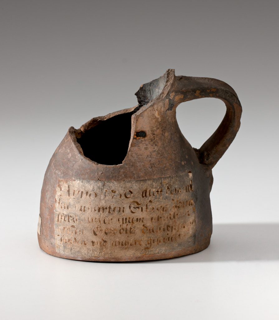 Abb. 12: Mittelalterlicher Henkelkrug aus Weinsberg mit Aufschrift, Lkr. Heilbronn. Höhe 12,5 cm. LMW, Inv. Nr. WLM 1952–565. Foto: Landesmuseum Württemberg, Hendrik Zwietasch.