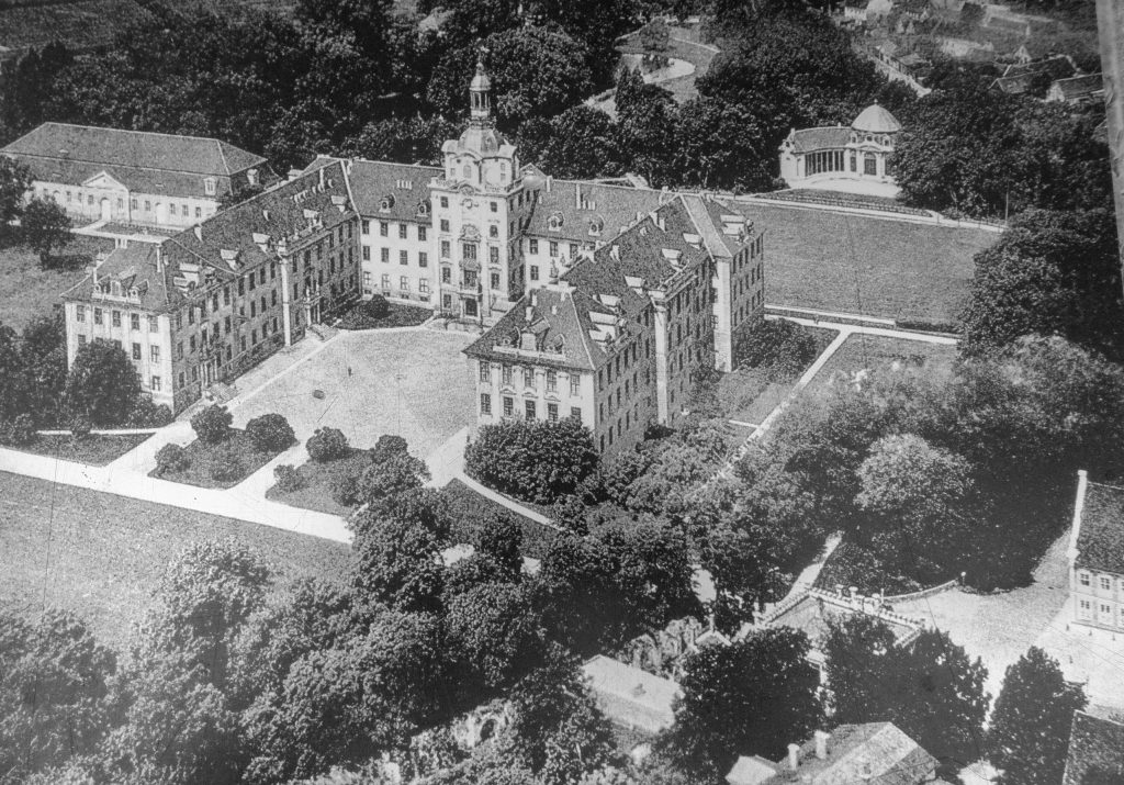 Abb. 4: Luftbildaufnahme von Schloss Zerbst vor der Zerstörung 1945.