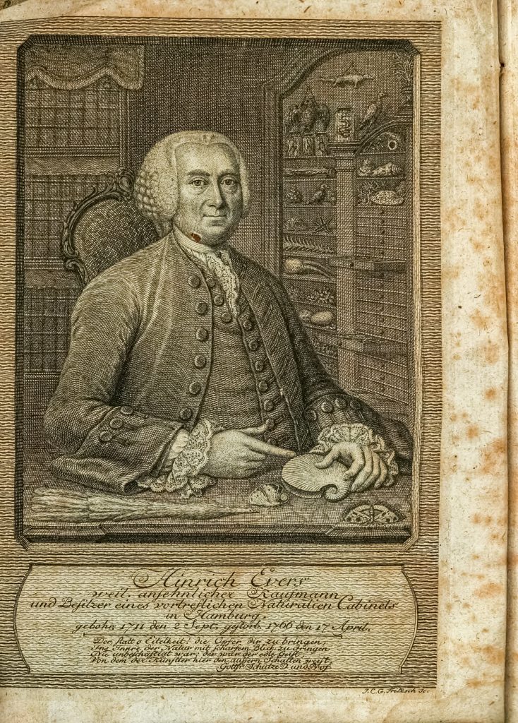 Abb. 1a: Der Naturforschers Hinrich Evers präsentiert ‚seine‘ Sammlung (1768), Titelkupferstich des Auktionskatalogs. Bayerische Staatsbibliothek München, 4 H.nat. 156 m, urn:nbn:de:bvb:12-bsb10051317-7.