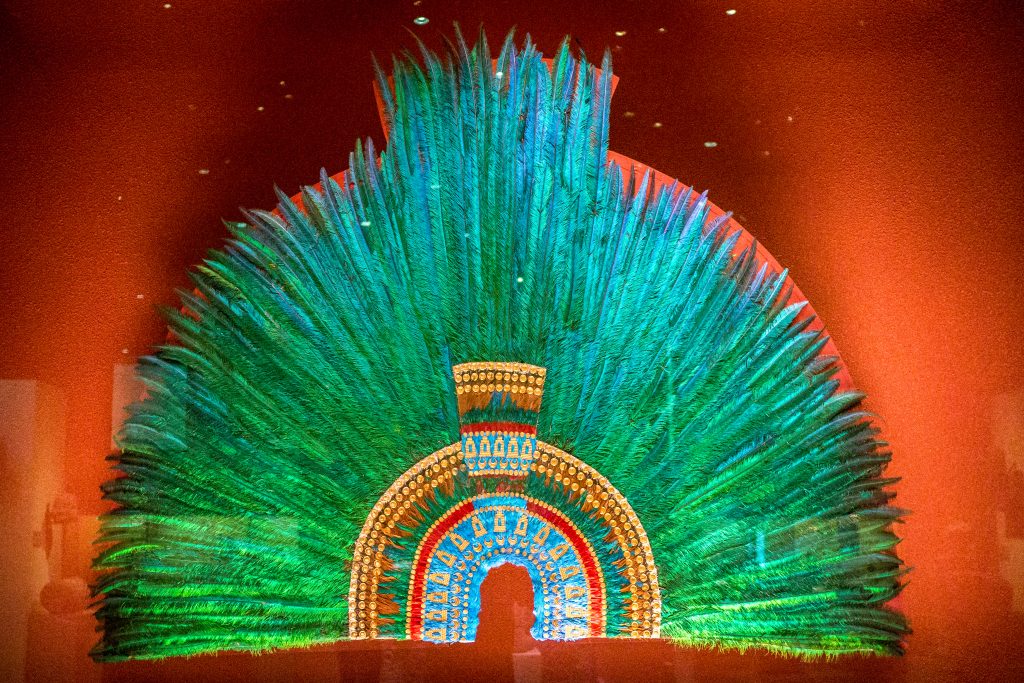 Penacho bzw. quetzalāpanecayōtl genannter Federkopfschmuck nach Geschenk von Moctezuma an Hernán Cortés, der heute im Weltmuseum Wien zu sehen ist. Hier Kopie ca. 1950 aus Museo Nacional de Antropología, Mexiko-Stadt, Foto Thomas Ledl (CC BY-SA 4.0).