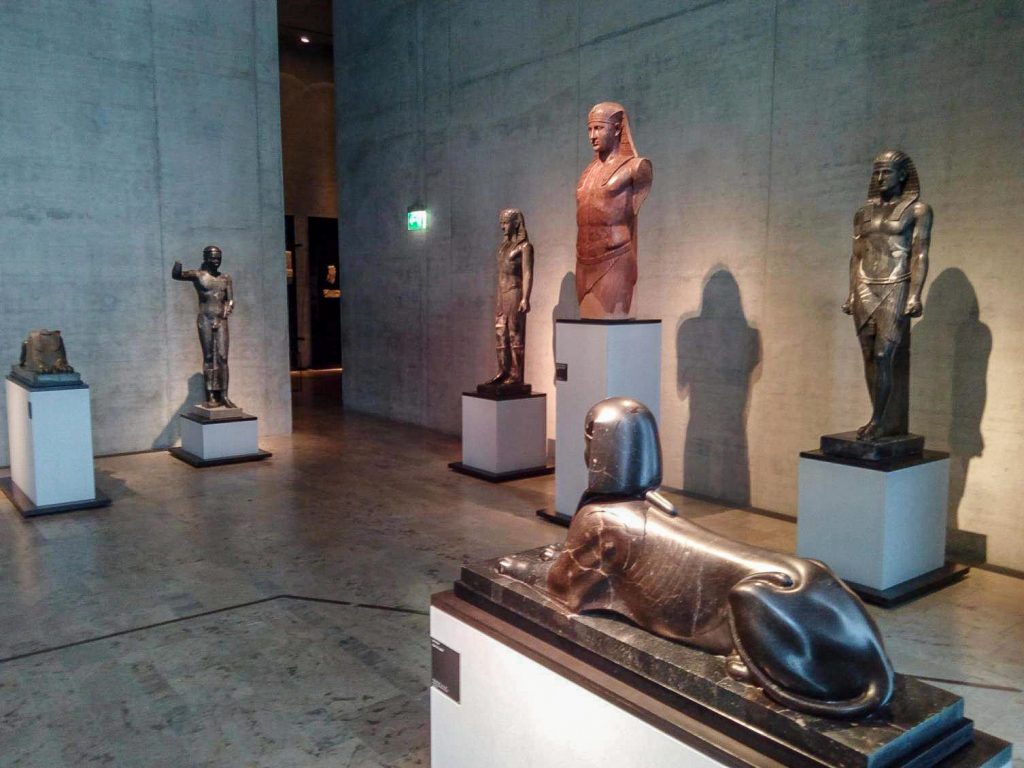 Abb. 10: Ägyptisierende Skulpturen aus der Hadriansvilla, München, Staatliches Museum Ägyptischer Kunst. Foto: C. Ruggero.